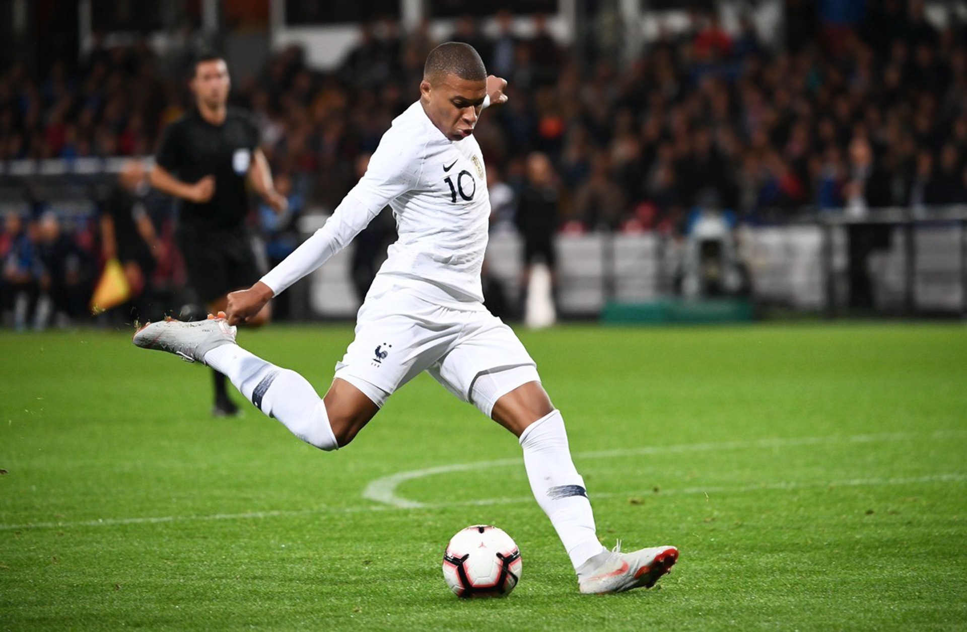 法国队在主场比赛中遭遇失败