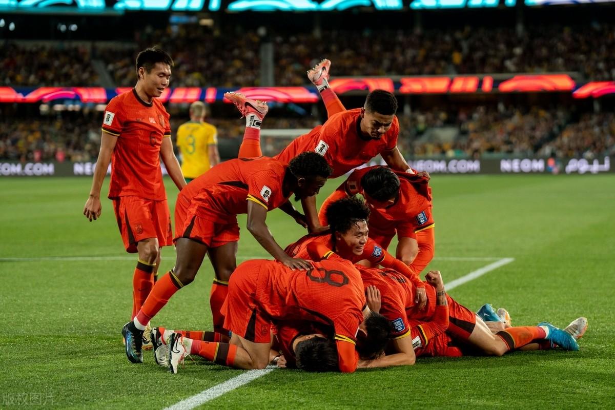 包含热闹足球比赛即将开打，球迷们掀起一场狂欢的词条