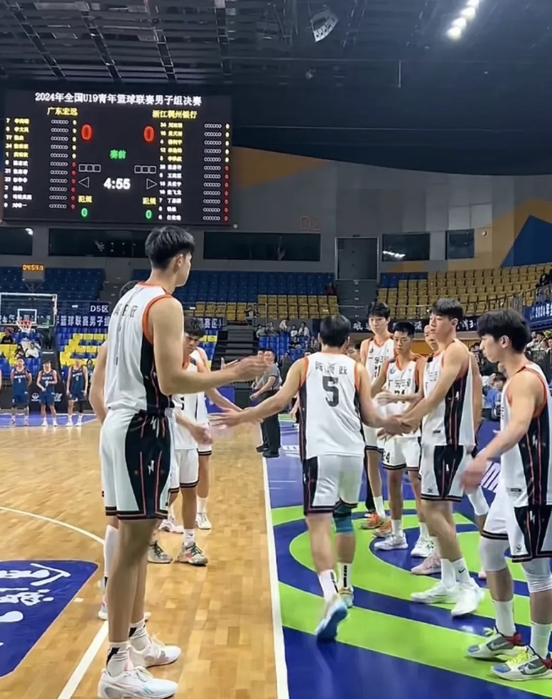 广东宏远队在比赛中遇到挑战，成功脱困