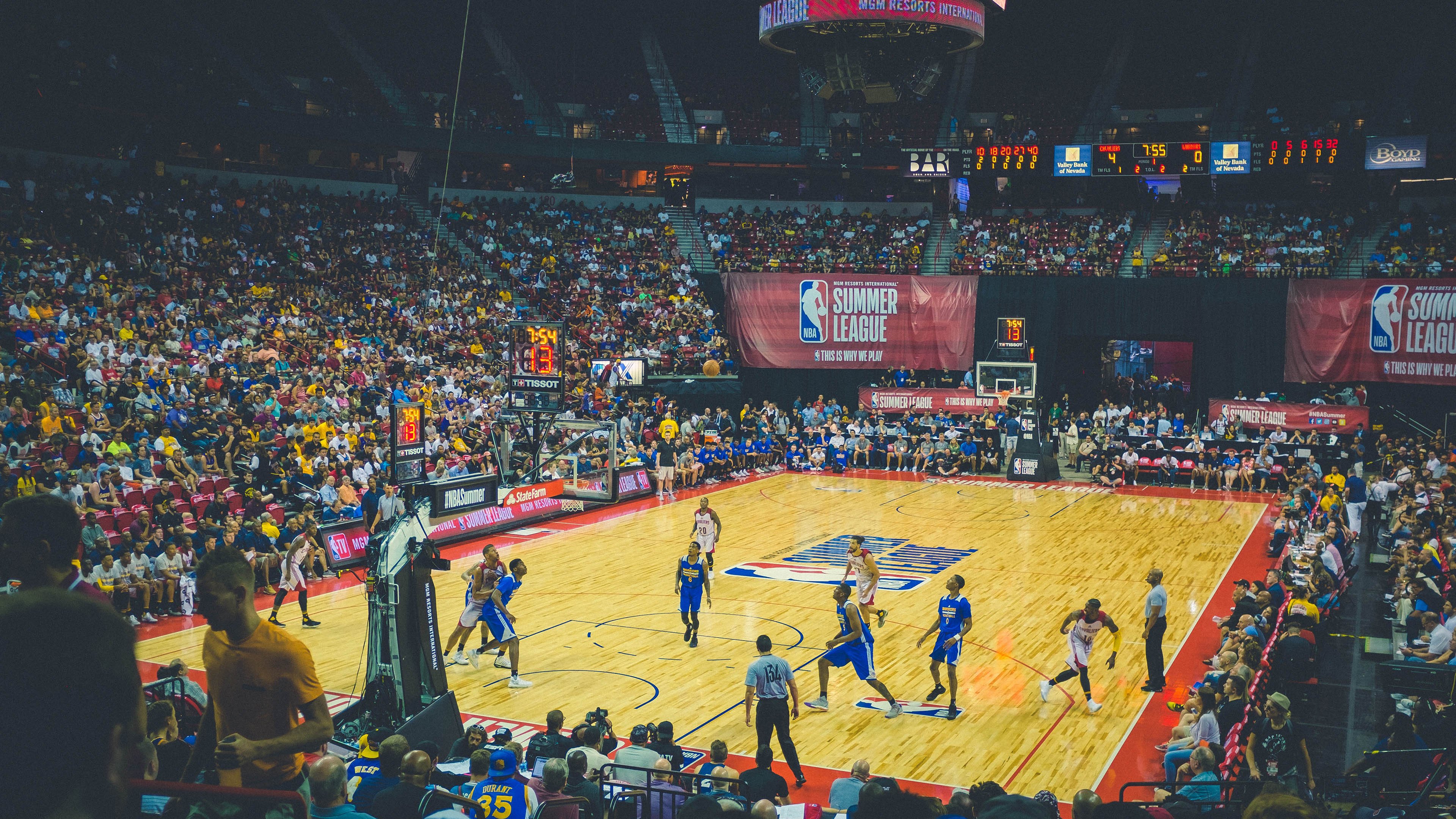 重返赛场引发热议！，库里在老鹰比赛中险胜比赛高潮迭起