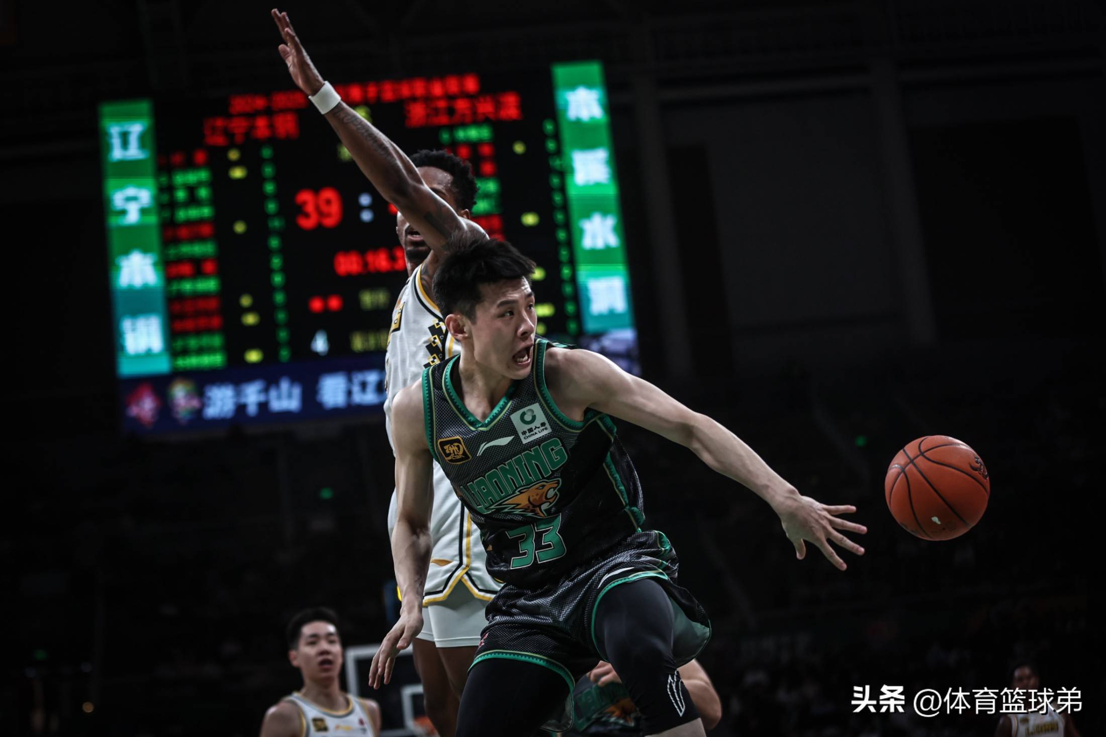 包含赵继伟赛点兑现，俄克拉荷马城雷霆淘汰圣安东尼奥马刺晋级四强，主帅激动落泪的词条